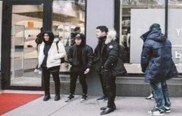 球鞋从运动场混进了Gucci和Celine的聚会 这个生意有多吸金?